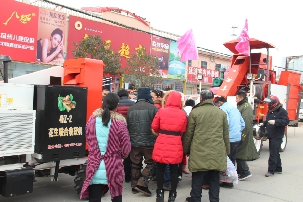 農(nóng)民朋友青睞“沭河”谷豐花生收獲機