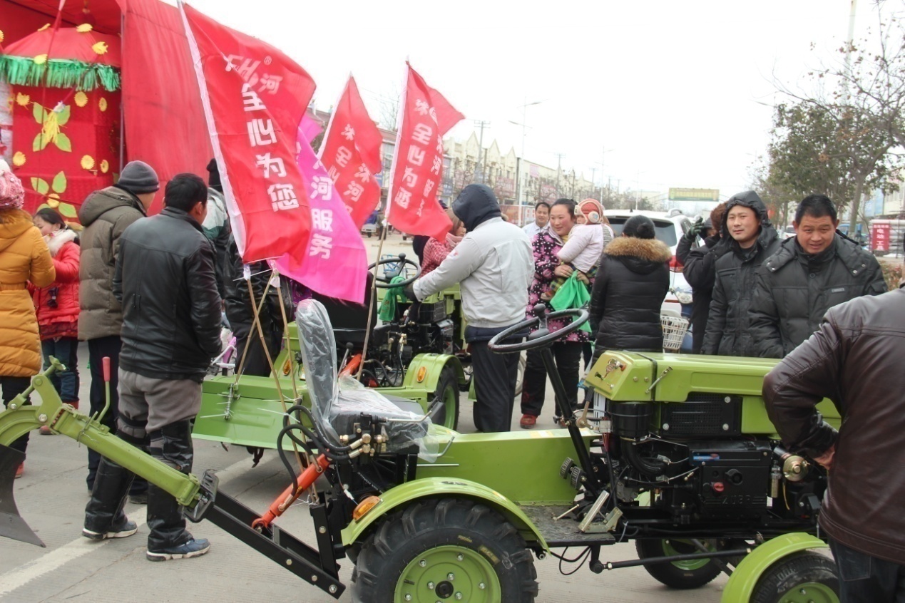 全新小四輪吸引眾多農(nóng)民圍觀