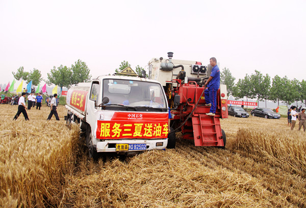  一升便宜兩毛錢 低油價(jià)助力三夏機(jī)械化