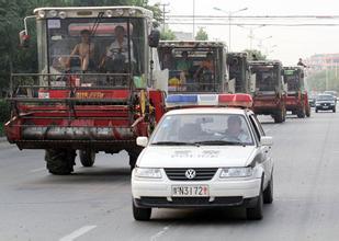 河南：有組織收割機編隊過鏡 警車將開道護送.jpg