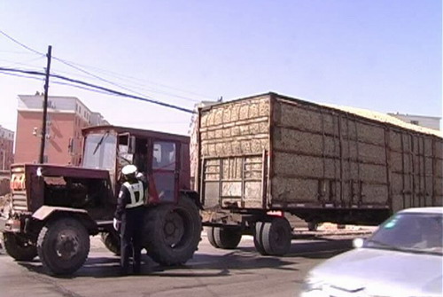 拖拉機(jī)變身“龐然大物” 車輛多項(xiàng)違法被查處.jpg