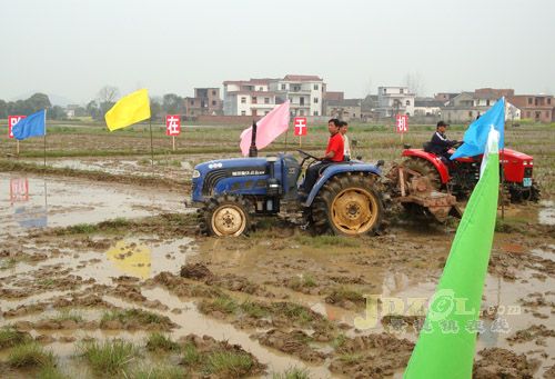 農(nóng)機(jī)大戶李雪峰：種田更有勁頭和奔頭.jpg