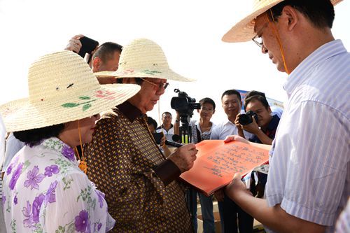 柬埔寨副首相索安揮筆題詞“現(xiàn)代農(nóng)業(yè)需要現(xiàn)代科技”.jpg