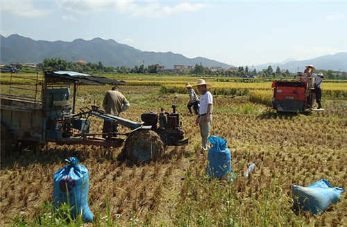 農(nóng)機(jī)作業(yè).jpg