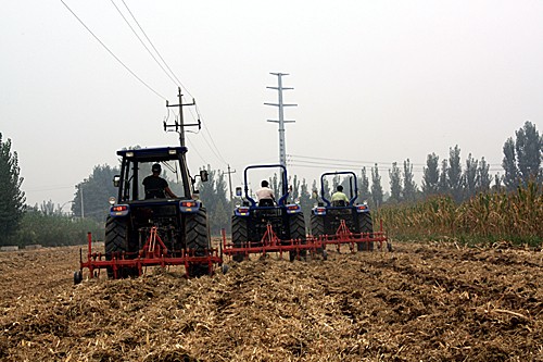 三臺深松機(jī)一起干活.jpg