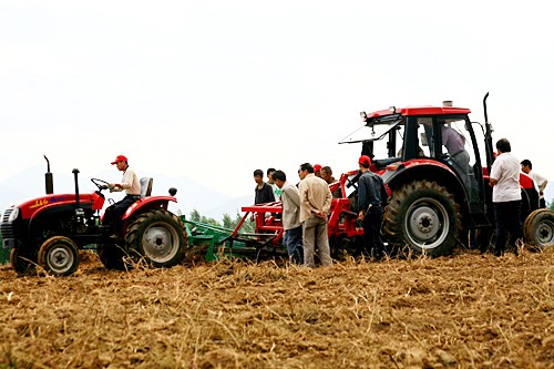 農(nóng)機(jī)作業(yè).jpg