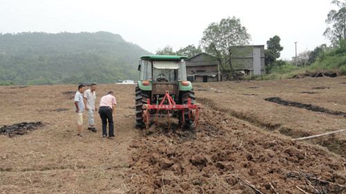 重慶市5年內(nèi)將完成150萬畝農(nóng)機(jī)深松整地.jpg