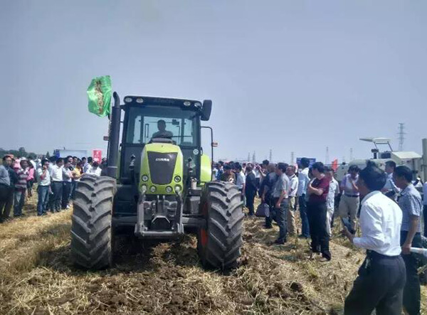 科樂收(CLAAS)-ARION-640C拖拉機滅茬深松整地演示會上引圍觀2.jpg