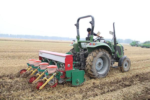 耕王拖拉機(jī)牽引免耕播種機(jī)下地作業(yè).jpg