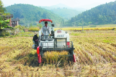 農(nóng)機能人的扶貧之路2.jpg