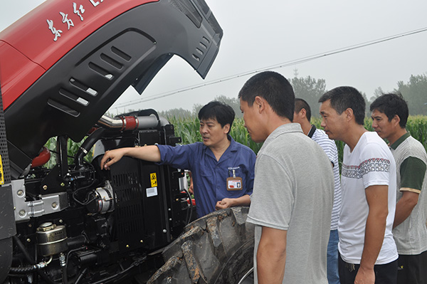 東方紅柴油機公司對國三購機用戶進行走訪.jpg