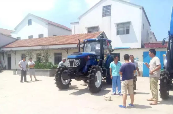 雷沃歐豹國三大馬力拖拉機準時交付用戶.jpg