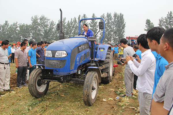 雷沃歐豹拖拉機(jī)現(xiàn)場作業(yè).jpg