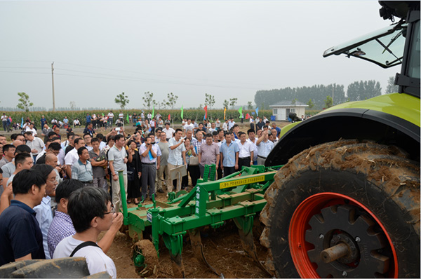 山東大華亮相財政支農(nóng)項目秋季農(nóng)機化技術(shù)現(xiàn)場觀摩培訓(xùn)班5.jpg