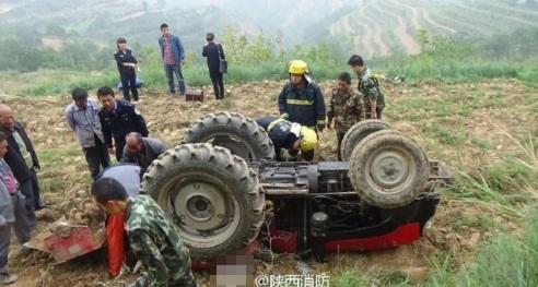 咸陽長武一拖拉機(jī)翻車 司機(jī)不幸身亡.jpg