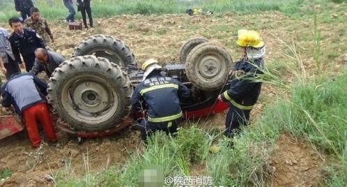 咸陽長武一拖拉機(jī)翻車 司機(jī)不幸身亡2.jpg