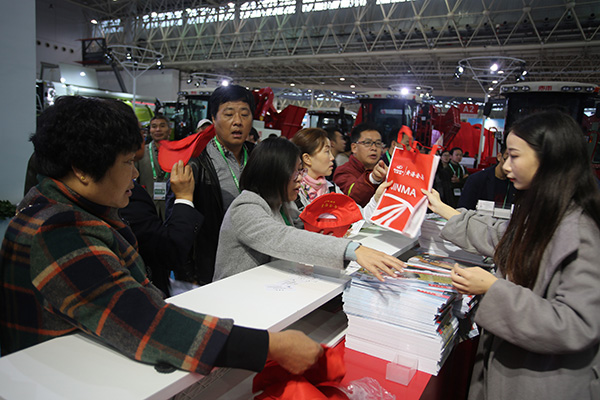 黃海金馬拖拉機閃耀2016中國國際農(nóng)業(yè)機械展11.jpg