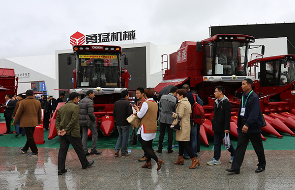 勇猛機(jī)械三大系列產(chǎn)品亮劍武漢國(guó)際農(nóng)機(jī)展2.jpg