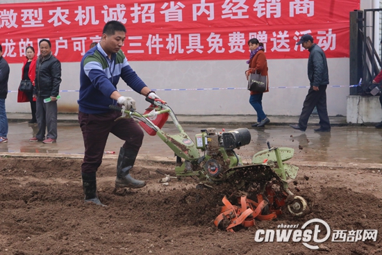 “鐵?！睋P(yáng)蹄農(nóng)高會(huì) 來自全國各地的新型農(nóng)機(jī)齊聚楊凌.jpg