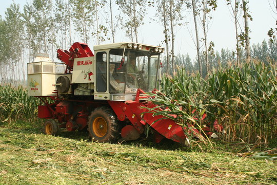 農(nóng)機(jī)合作社里的“脫貧”.jpg