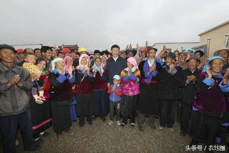 習近平冒雨考察易地扶貧搬遷新村