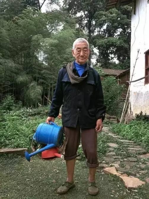 驚！85歲農(nóng)村老頭也能變身時尚先生