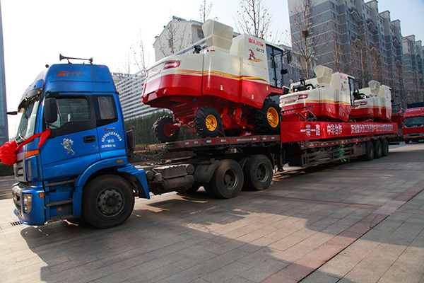 滿(mǎn)載雷沃收割機(jī)的物流運(yùn)輸車(chē)駛出雷沃重工廠區(qū).jpg