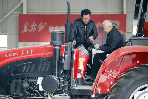 2月23日，農(nóng)民在河北省武邑縣武邑鎮(zhèn)一農(nóng)機(jī)銷售站選購?fù)侠瓩C(jī)。.jpg