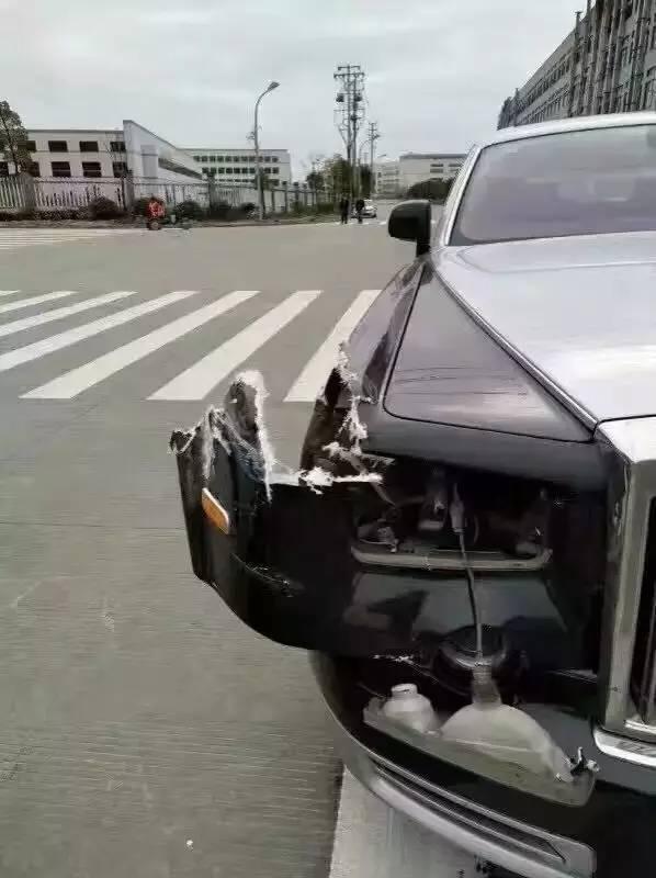 車身被削了這么大一塊。.jpg