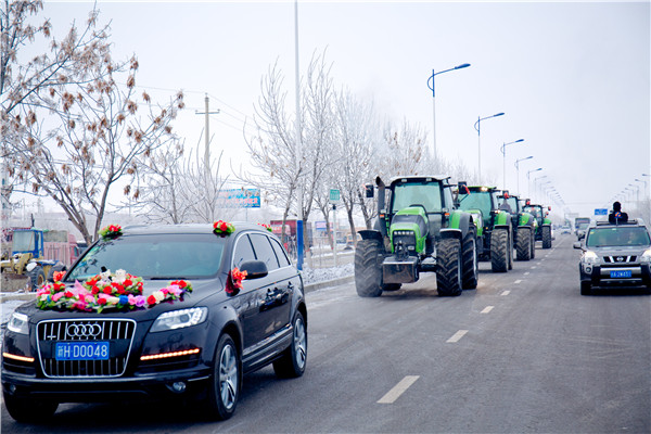 道依茨法爾拖拉機(jī)作為新婚車隊(duì).jpg