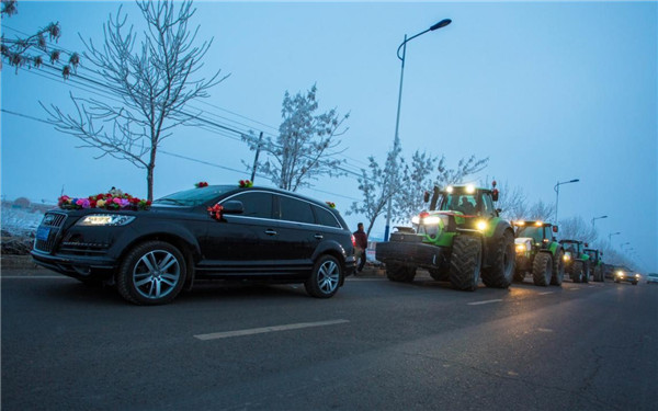 高大威猛的道依茨法爾拖拉機(jī)迎親車(chē)隊(duì).jpg