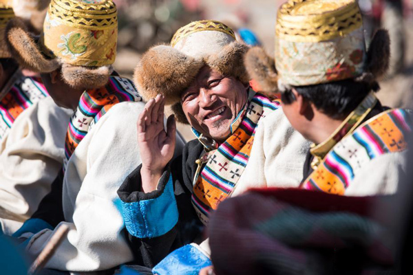 3月16日，西藏拉薩堆龍德慶區(qū)馬鄉(xiāng)馬村春耕儀式前，在一旁休息的拖拉機手們。.jpg