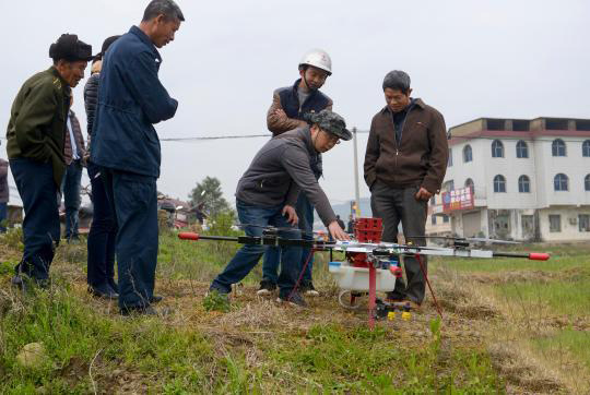 3月28日，技術(shù)人員現(xiàn)場演示植保無人機噴灑作業(yè)。.jpg