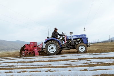 甘肅：隆隆機(jī)聲響春耕.jpg