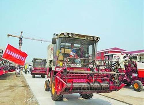 山東青島跨區(qū)作業(yè)農(nóng)機(jī)比往年銳減四成.jpg