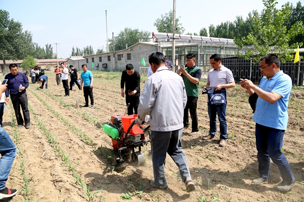 工人正在操作兩行玉米割苗機(jī).jpg