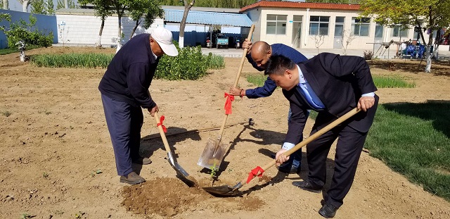 印度客商在巧棵力基地種下友誼之樹